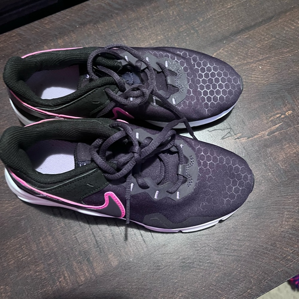 Nike - Picture 2 of 4